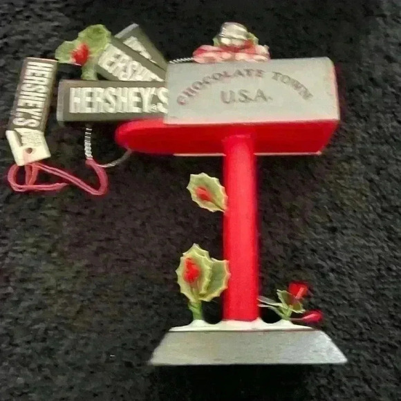 Vintage 1993 Hershey Mailbox Christmas Ornament with Chocolate Bars Wooden used - Picture 5 of 6